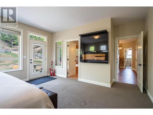 7551 Tronson Road, Vernon, BC - Indoor Photo Showing Bedroom