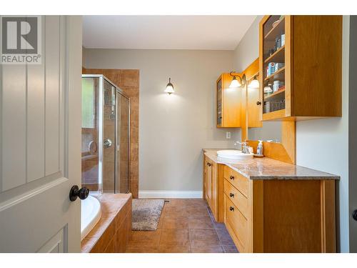 7551 Tronson Road, Vernon, BC - Indoor Photo Showing Bathroom