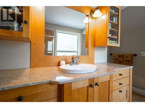 7551 Tronson Road, Vernon, BC - Indoor Photo Showing Bathroom