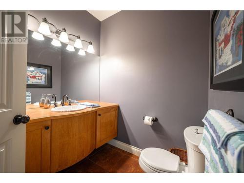 7551 Tronson Road, Vernon, BC - Indoor Photo Showing Bathroom