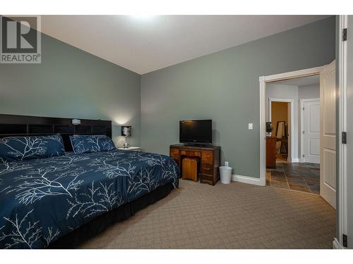 7551 Tronson Road, Vernon, BC - Indoor Photo Showing Bedroom