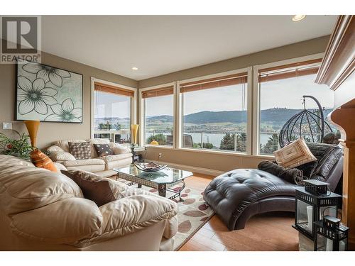 7551 Tronson Road, Vernon, BC - Indoor Photo Showing Living Room