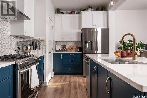 290 Schmeiser Bend, Saskatoon, SK - Indoor Photo Showing Kitchen With Stainless Steel Kitchen With Double Sink With Upgraded Kitchen