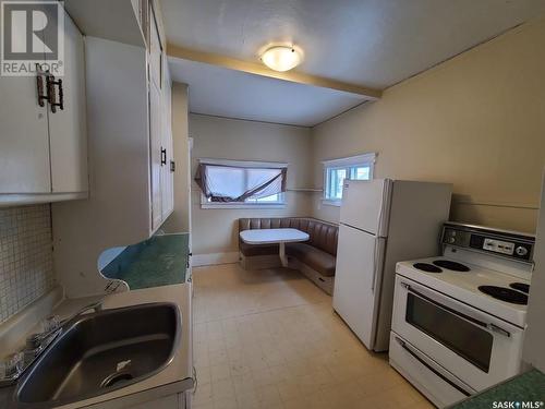 322 H Avenue S, Saskatoon, SK - Indoor Photo Showing Kitchen