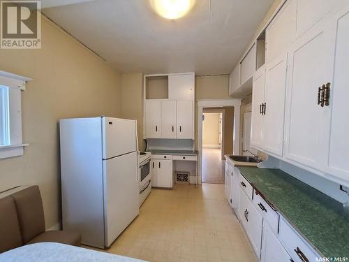 322 H Avenue S, Saskatoon, SK - Indoor Photo Showing Kitchen