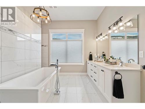 2699 Ridgemount Drive, West Kelowna, BC - Indoor Photo Showing Bathroom