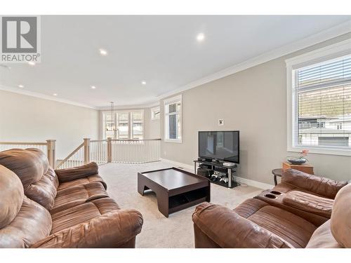 2699 Ridgemount Drive, West Kelowna, BC - Indoor Photo Showing Living Room