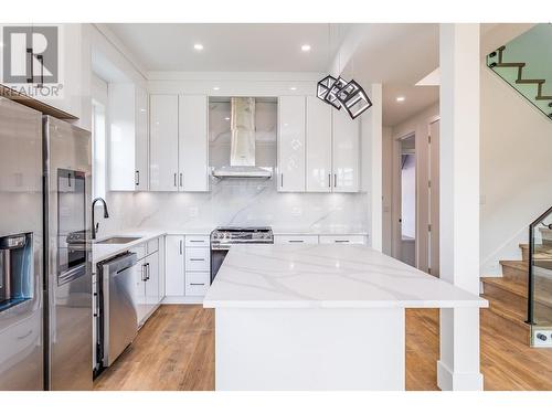 1948 Hemmerling Court, Kelowna, BC - Indoor Photo Showing Kitchen With Upgraded Kitchen