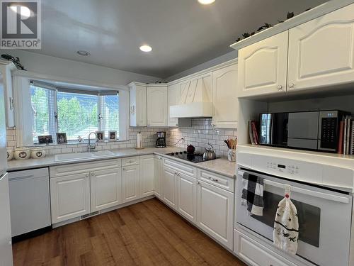 4941 4Th Avenue, Smithers, BC - Indoor Photo Showing Kitchen