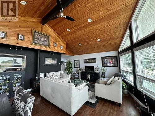 5212 Kallum Drive, 108 Mile Ranch, BC - Indoor Photo Showing Living Room