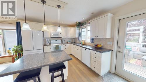 9812 90 Street, Fort St. John, BC - Indoor Photo Showing Kitchen