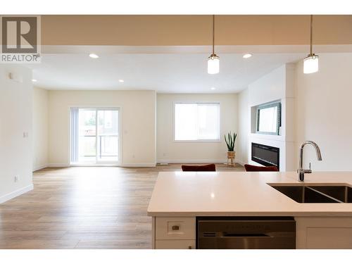 407 4274 22Nd Avenue, Prince George, BC - Indoor Photo Showing Kitchen With Double Sink