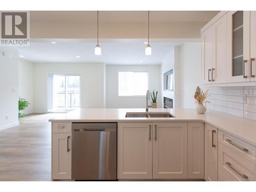 407 4274 22Nd Avenue, Prince George, BC - Indoor Photo Showing Kitchen With Double Sink