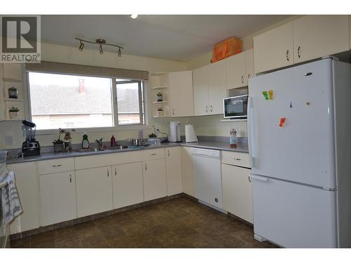 A & B 144 Cameron Street, Williams Lake, BC - Indoor Photo Showing Kitchen With Double Sink