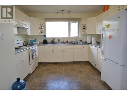 A & B 144 Cameron Street, Williams Lake, BC - Indoor Photo Showing Kitchen With Double Sink