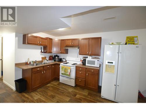 A & B 144 Cameron Street, Williams Lake, BC - Indoor Photo Showing Kitchen With Double Sink