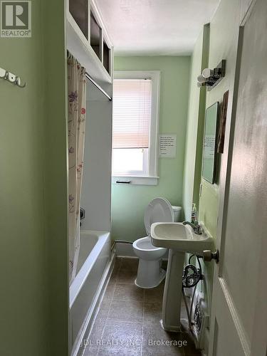 703-705 Partington Avenue, Windsor, ON - Indoor Photo Showing Bathroom