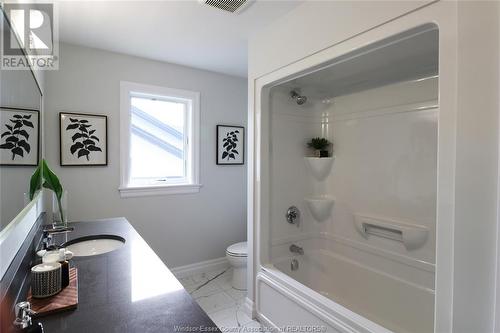 47 Belleview, Kingsville, ON - Indoor Photo Showing Bathroom