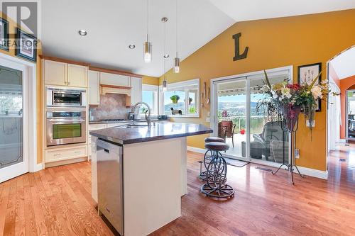 3316 Ridge Boulevard, West Kelowna, BC - Indoor Photo Showing Kitchen With Upgraded Kitchen