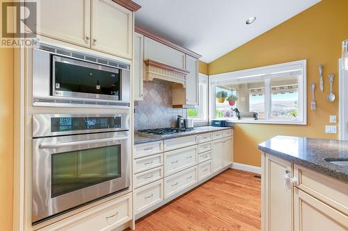 3316 Ridge Boulevard, West Kelowna, BC - Indoor Photo Showing Kitchen