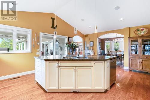 3316 Ridge Boulevard, West Kelowna, BC - Indoor Photo Showing Kitchen