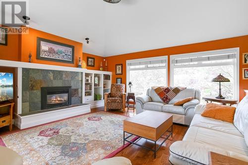 3316 Ridge Boulevard, West Kelowna, BC - Indoor Photo Showing Living Room With Fireplace