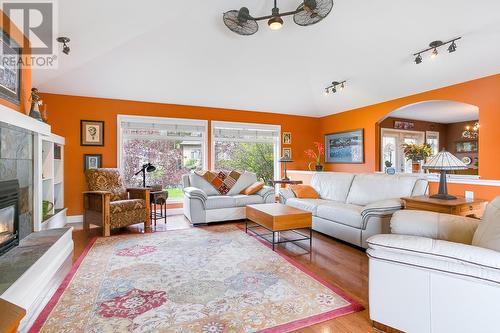 3316 Ridge Boulevard, West Kelowna, BC - Indoor Photo Showing Living Room With Fireplace