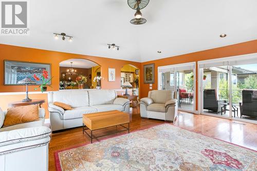 3316 Ridge Boulevard, West Kelowna, BC - Indoor Photo Showing Living Room