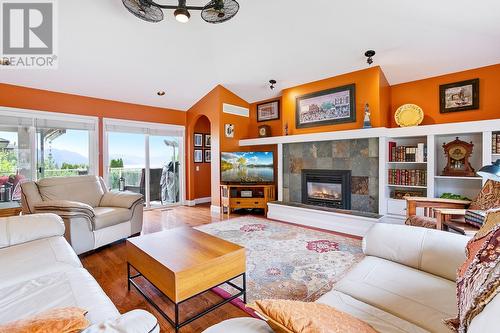 3316 Ridge Boulevard, West Kelowna, BC - Indoor Photo Showing Living Room With Fireplace