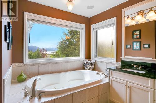 3316 Ridge Boulevard, West Kelowna, BC - Indoor Photo Showing Bathroom