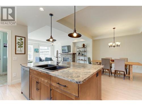 847 Rose Avenue, Kelowna, BC - Indoor Photo Showing Kitchen With Double Sink