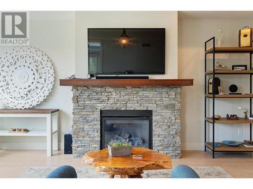 847 Rose Avenue, Kelowna, BC - Indoor Photo Showing Living Room With Fireplace