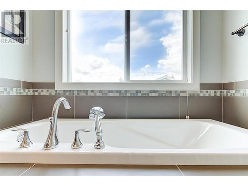 847 Rose Avenue, Kelowna, BC - Indoor Photo Showing Bathroom