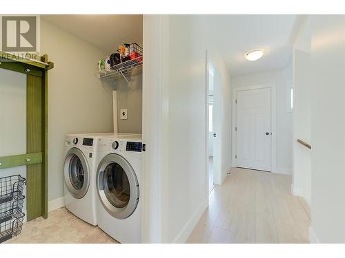 847 Rose Avenue, Kelowna, BC - Indoor Photo Showing Laundry Room