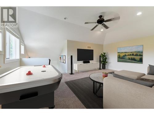 847 Rose Avenue, Kelowna, BC - Indoor Photo Showing Living Room