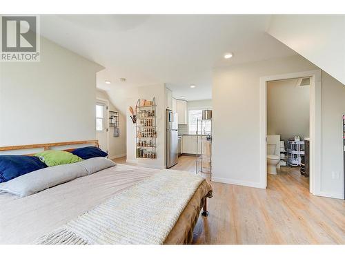 847 Rose Avenue, Kelowna, BC - Indoor Photo Showing Bedroom