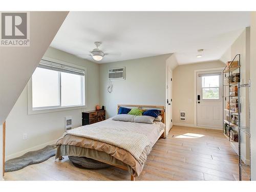 847 Rose Avenue, Kelowna, BC - Indoor Photo Showing Bedroom