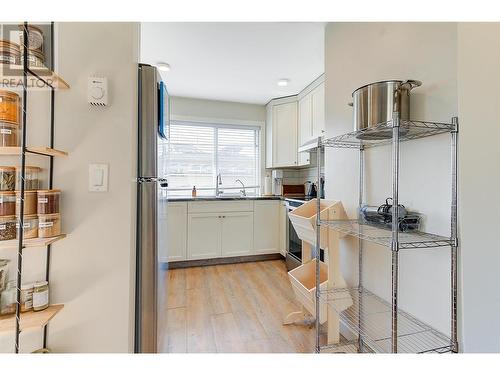 847 Rose Avenue, Kelowna, BC - Indoor Photo Showing Kitchen