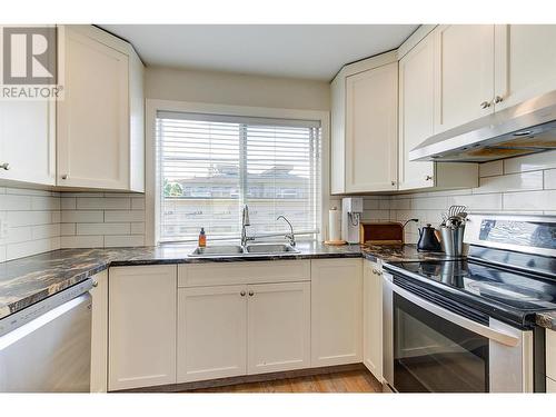 847 Rose Avenue, Kelowna, BC - Indoor Photo Showing Kitchen With Double Sink