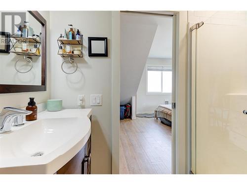 847 Rose Avenue, Kelowna, BC - Indoor Photo Showing Bathroom