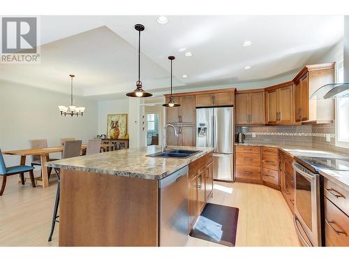 847 Rose Avenue, Kelowna, BC - Indoor Photo Showing Kitchen With Double Sink With Upgraded Kitchen