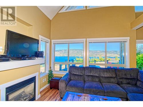 6859 Santiago Loop Lot# 121, Kelowna, BC - Indoor Photo Showing Living Room With Fireplace