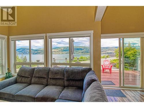 6859 Santiago Loop Lot# 121, Kelowna, BC - Indoor Photo Showing Living Room