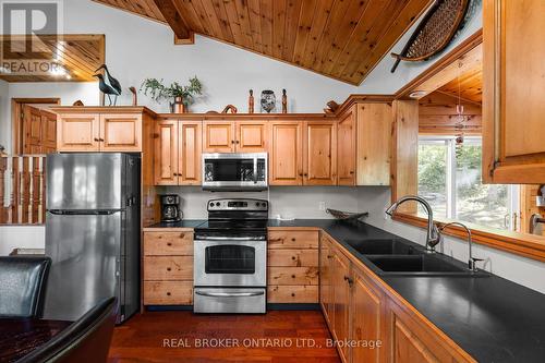 5 Severn River 406, Severn, ON - Indoor Photo Showing Kitchen With Double Sink