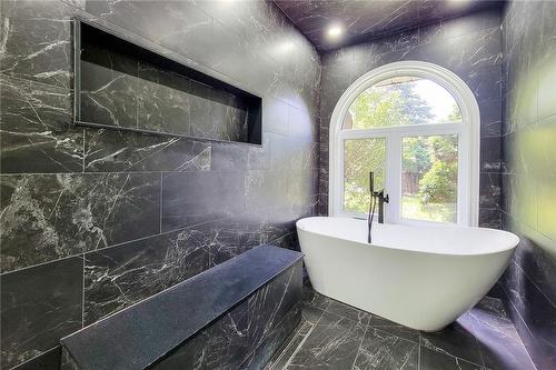 10 Onondaga Drive, Hamilton, ON - Indoor Photo Showing Bathroom