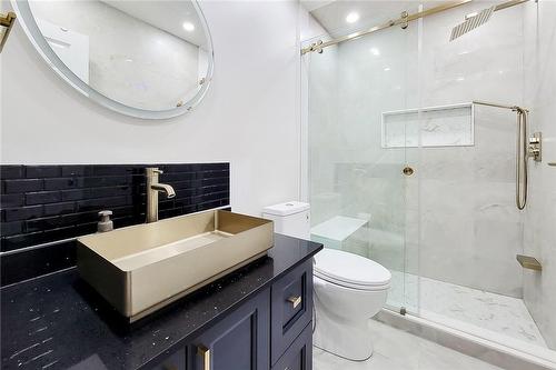 10 Onondaga Drive, Hamilton, ON - Indoor Photo Showing Bathroom