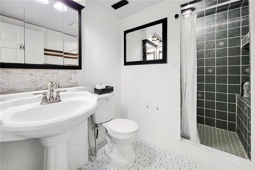 10 Onondaga Drive, Hamilton, ON - Indoor Photo Showing Bathroom