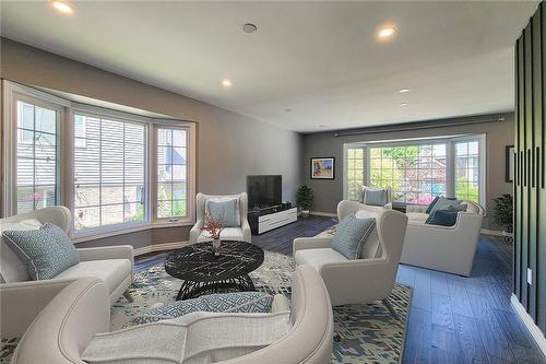 10 Onondaga Drive, Hamilton, ON - Indoor Photo Showing Living Room