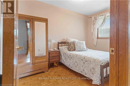 7737 Mount Carmel Boulevard, Niagara Falls, ON - Indoor Photo Showing Bedroom