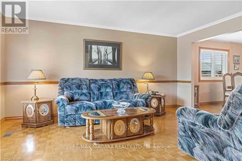 7737 Mount Carmel Boulevard, Niagara Falls, ON - Indoor Photo Showing Living Room